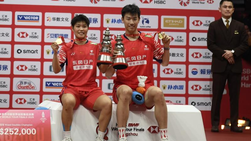 芒特进球后奔向B费，眼神启动诠释默契（芒特破门直奔B费，眼神交流尽显默契）