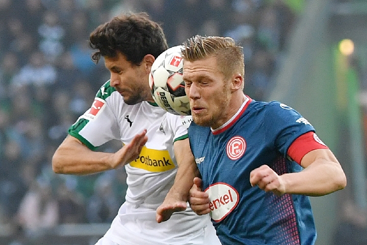 伊布加盟巴萨的故事：与梅西并肩作战的梦想（伊布与巴萨：携手梅西的逐梦之旅）