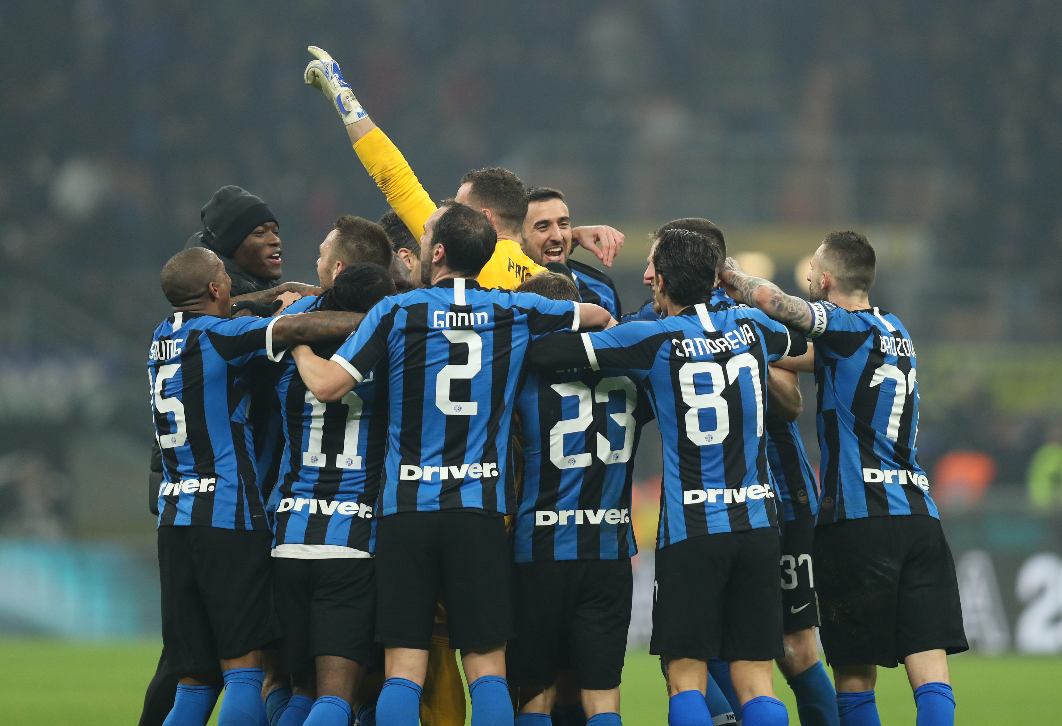 莱万：我经常带伤上场，肋骨骨折也硬撑；不着急决定未来（莱万：带伤出战成常态，肋骨骨折也咬牙撑；未来去向不急于定）