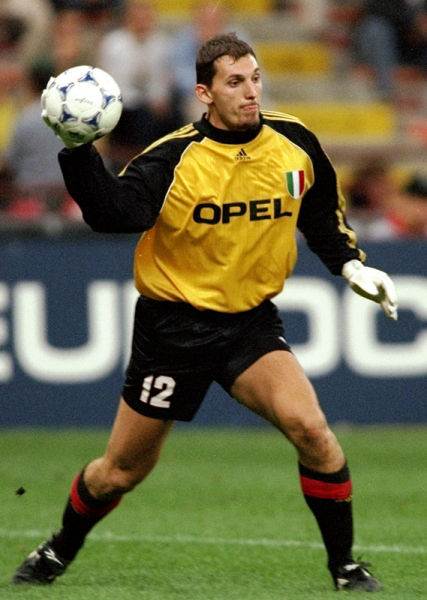 欧冠球员表现评析：C罗连续进球,（欧冠赛场表现解析：C罗连场破门）