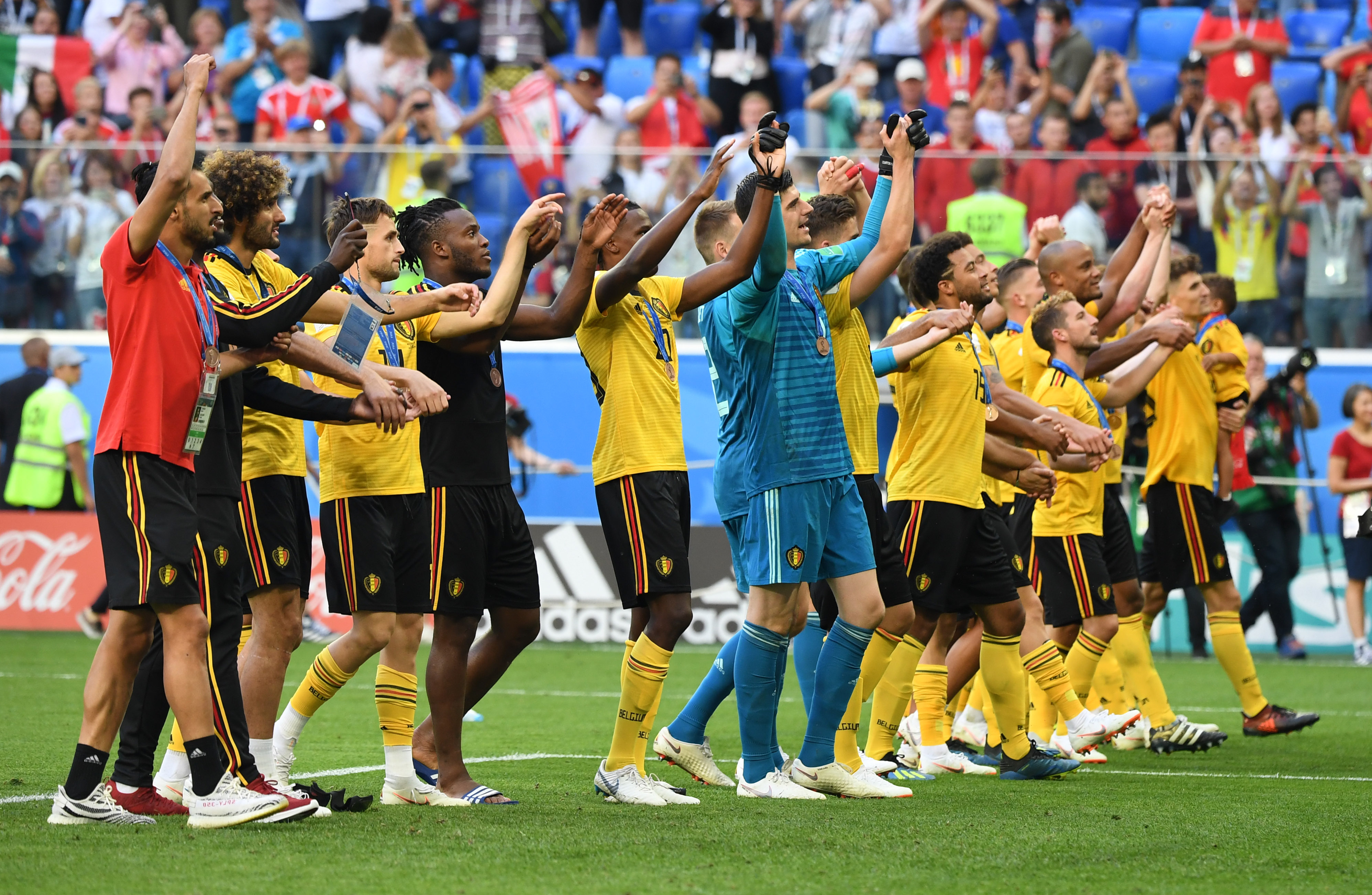 皇家马德里大胜毕尔巴鄂，西甲争冠形势再起波澜（皇马痛击毕尔巴鄂，西甲夺冠格局再生变数）