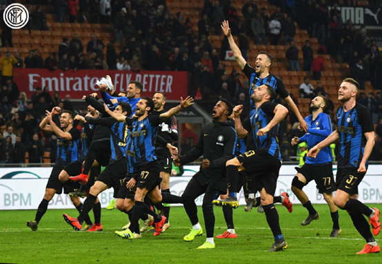 球迷沸腾：这球吹了也太离谱（球迷炸锅：这次判罚离谱至极）